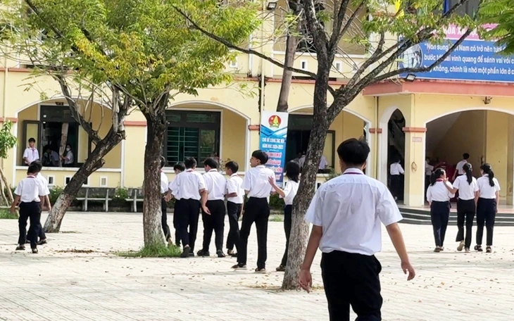 Xử lý nghiêm phụ huynh đánh, túm tóc cô giáo, bắt đứng giữa mưa  - Ảnh 2.
