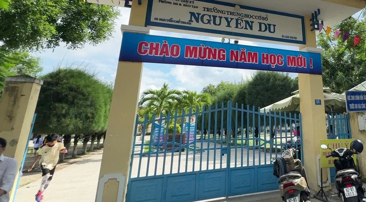 Củng cố hồ sơ tham mưu Công an TP Tam Kỳ xử lý phụ huynh xông vào lớp đánh học sinh - Ảnh 4.