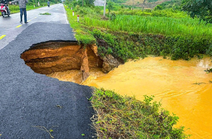 Nửa nền đường sạt lở xuống sông, đường vào Cát Tiên bị chia cắt - Ảnh 3.