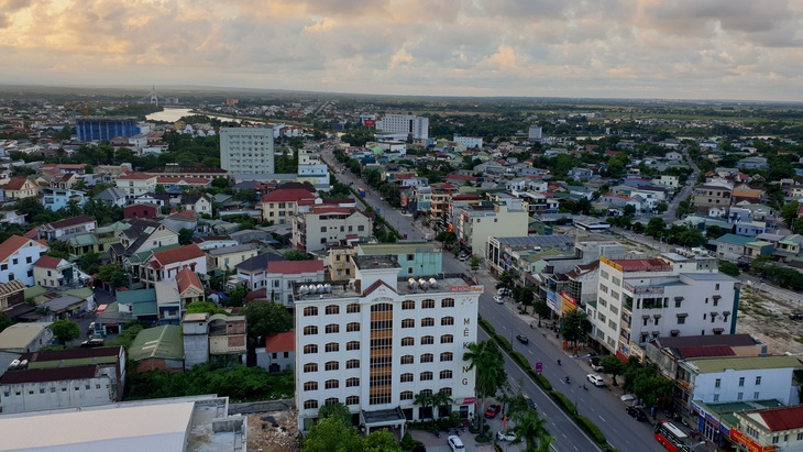 Đông Hà dùng tiền bắn pháo hoa tặng hộ nghèo mừng lên đô thị loại II - Ảnh 1.