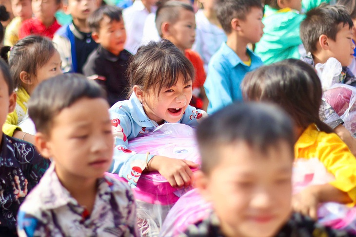 Trao quà cho học sinh vùng lũ, sạt lở ở Cao Bằng: Nguồn động viên lớn để các em tiếp tục đi học  - Ảnh 10.