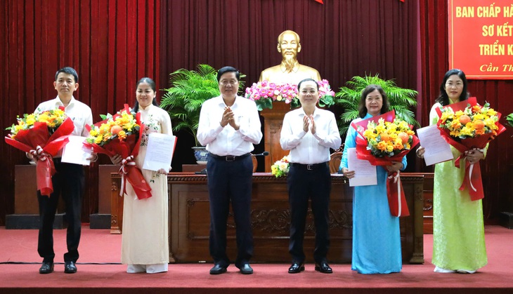 Chủ tịch Hội đồng Trường đại học Y dược Cần Thơ tham gia Ban chấp hành Đảng bộ thành phố Cần Thơ - Ảnh 1.