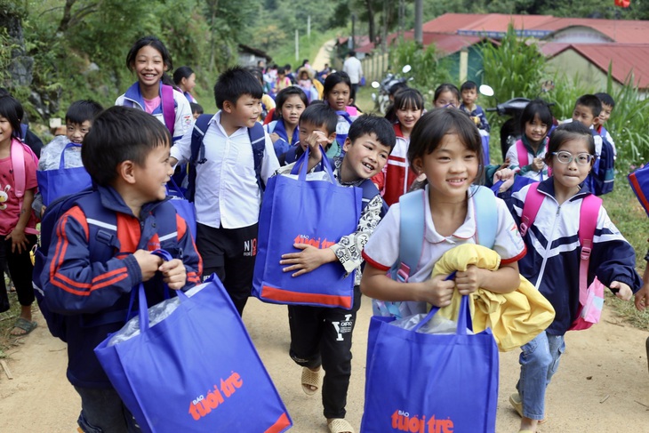 Trao quà cho học sinh vùng lũ, sạt lở ở Cao Bằng: Nguồn động viên lớn để các em tiếp tục đi học  - Ảnh 13.