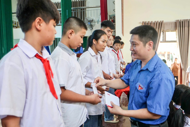 ‘Xe đạp bị mái tôn rơi vào hỏng, em mong có chiếc xe mới để hai chị em đến trường’ - Ảnh 6.