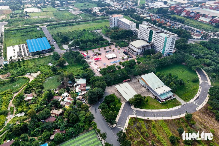 Hơn chục nhà dân trong khuôn viên Trường đại học Kinh tế - Luật TP.HCM chưa thể di dời - Ảnh 1.