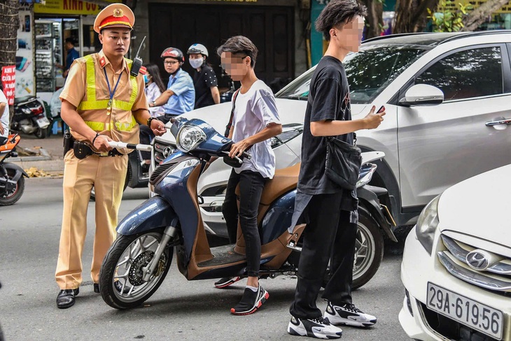 Xử lý vi phạm giao thông lứa tuổi học sinh: Nghiêm minh nhưng không được gây ảnh hưởng tâm lý - Ảnh 1.