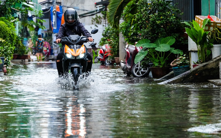 Hẻm ở quận Bình Tân ngập nước nửa tháng chưa rút, phường huy động máy bơm xử lý - Ảnh 2.