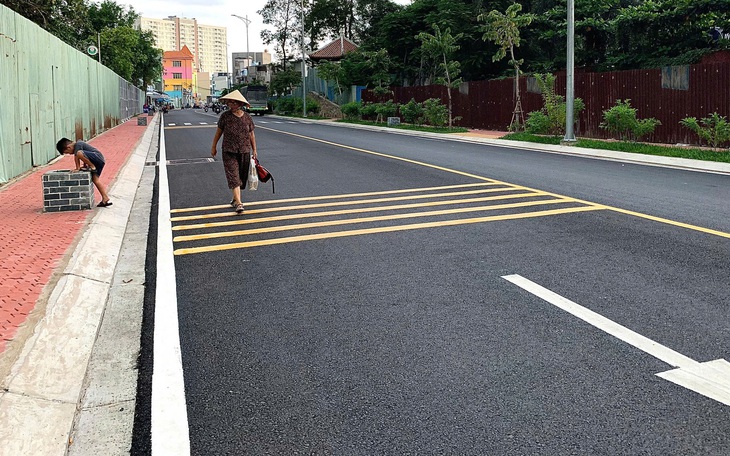 Nguyên nhân đường bao quanh công viên Đầm Sen ở TP.HCM bị lún - Ảnh 3.