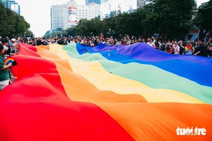 Hàng trăm bạn trẻ, người nước ngoài hào hứng diễu hành cùng cộng đồng LGBT+ - Ảnh 6.