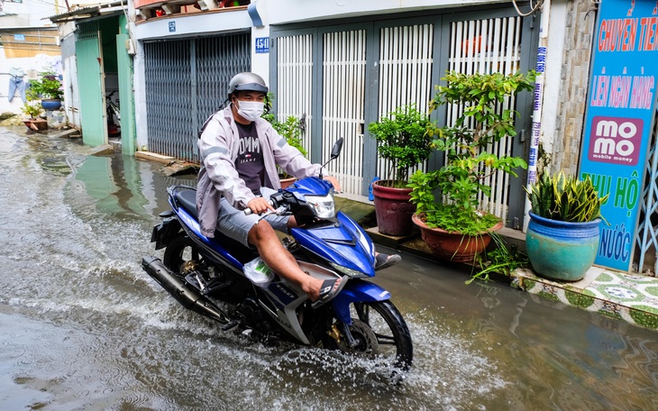 Hẻm ở Bình Tân lại ngập tới đầu gối, học sinh lội nước thối tan trường - Ảnh 10.