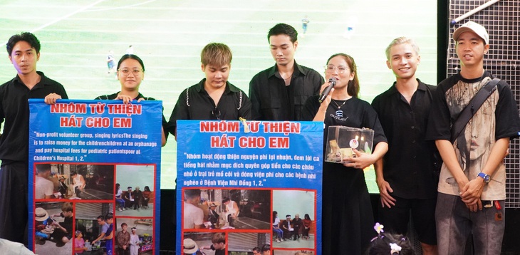 Mỗi đêm xách loa đi 'hát cho em', gom những yêu thương - Ảnh 1.