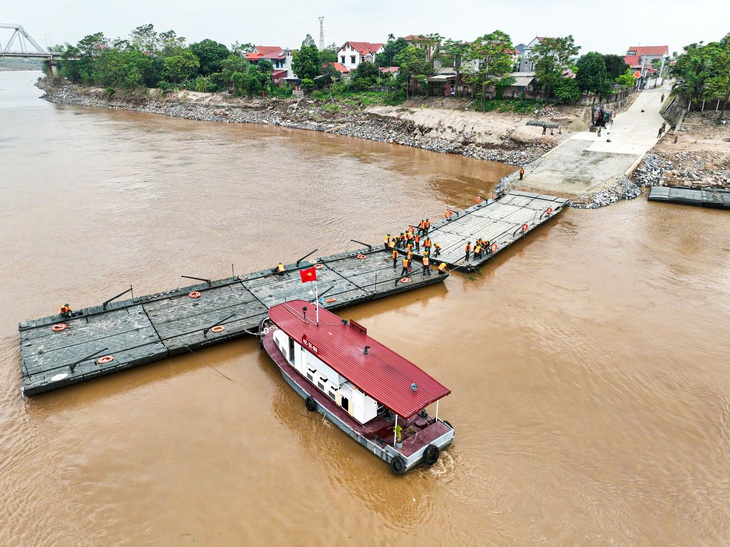 Sông Hồng chảy xiết, nghiên cứu dùng phà quân sự khi chưa tái lắp cầu phao Phong Châu - Ảnh 1.