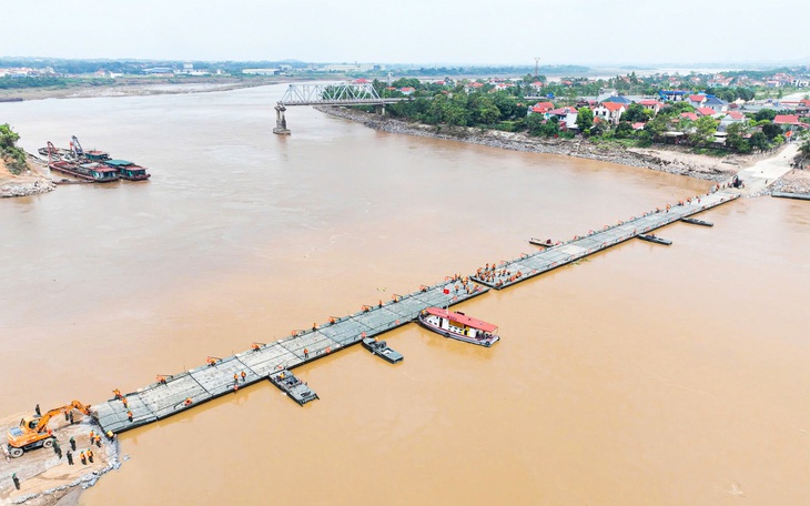 Vụ sập cầu Phong Châu: Bộ Quốc phòng điều 15 người nhái tinh nhuệ nhất tìm kiếm người mất tích  - Ảnh 3.