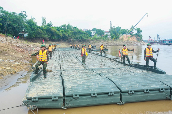 Hoàn thành lắp cầu phao Phong Châu trong 90 phút - Ảnh 5.