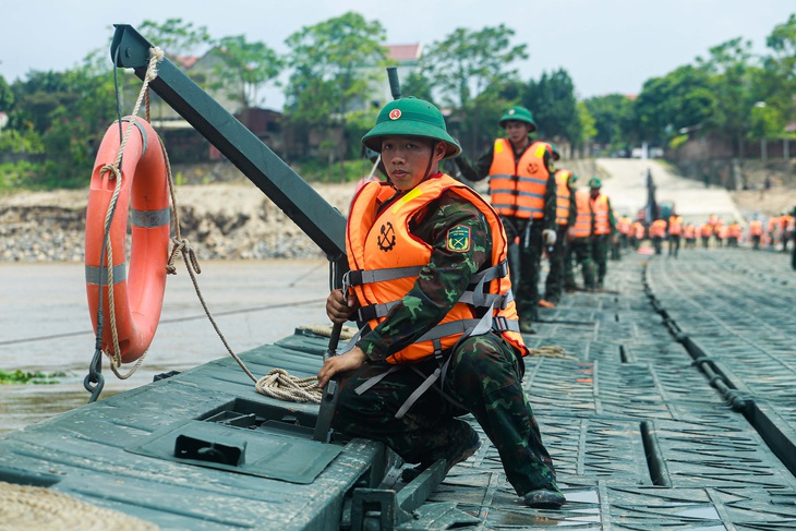 Hoàn thành lắp cầu phao Phong Châu trong 90 phút - Ảnh 9.