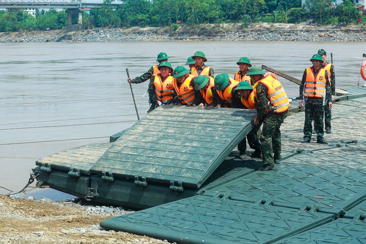 Hoàn thành lắp cầu phao Phong Châu trong 90 phút - Ảnh 10.