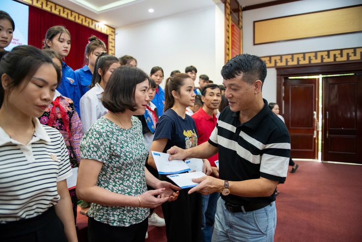 Hàng chục cánh tay học sinh giơ lên trước câu hỏi nhà bị sập đổ, hư hại do bão lũ - Ảnh 12.