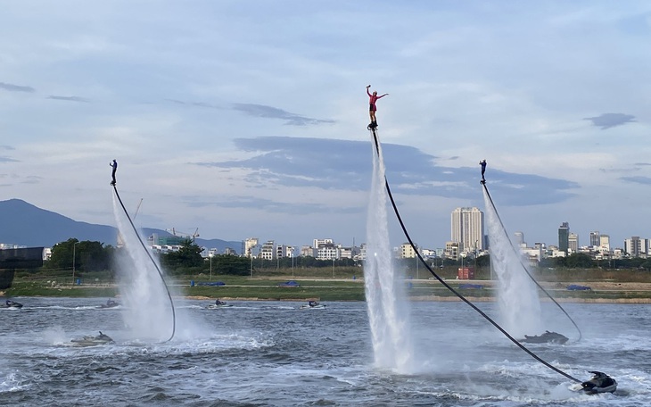 ‘Bãi biển đẹp nhất hành tinh’ đông nghịt người dịp lễ 2-9 - Ảnh 3.