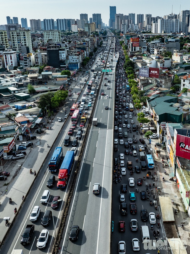 Dòng người vật vã dưới nắng nóng trở về thủ đô ngày nghỉ lễ cuối - Ảnh 6.