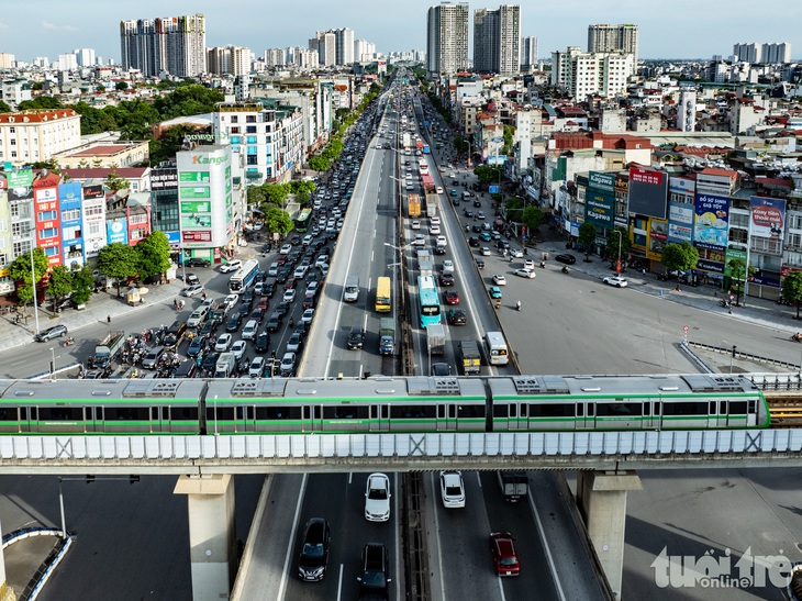 Dòng người vật vã dưới nắng nóng trở về thủ đô ngày nghỉ lễ cuối - Ảnh 5.