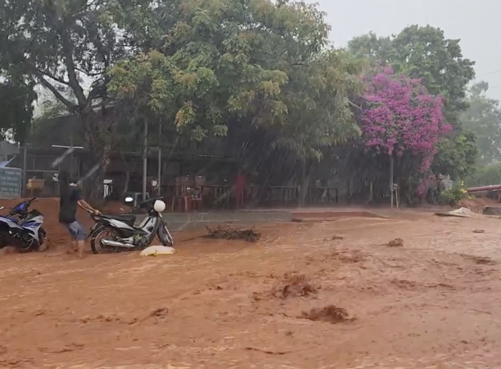 Hễ mưa lớn, cát đỏ trên đồi ở Phan Thiết lại tràn xuống ngập đường - Ảnh 1.