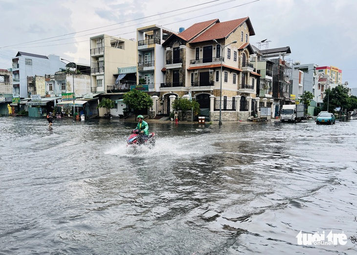 Hẻm ngập nửa tháng, đường như ‘áo cá’ quận Bình Tân tổng kiểm tra và kiến nghị nạo vét cống - Ảnh 2.