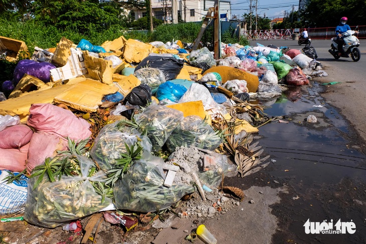 Rác chất đống trong khu công nghiệp Tân Bình, phường thưởng nóng ai phát hiện người xả - Ảnh 1.