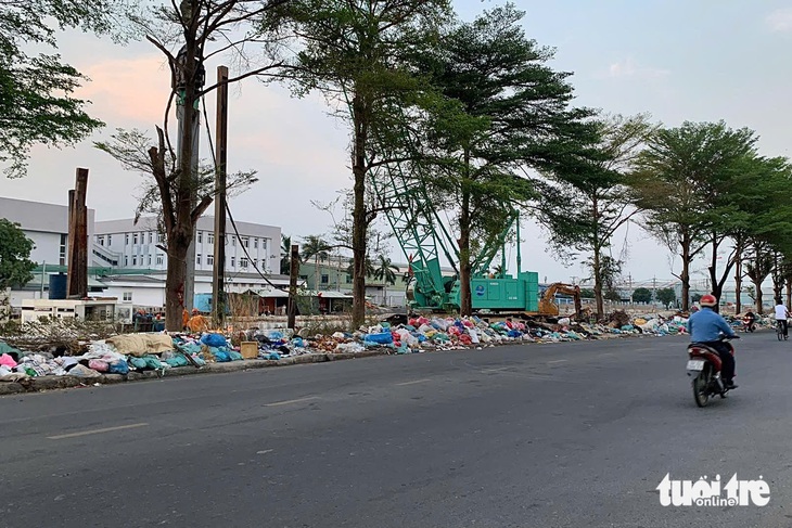 'Núi' rác trong khu công nghiệp Tân Bình 'chạy' từ chỗ này sang chỗ khác - Ảnh 2.