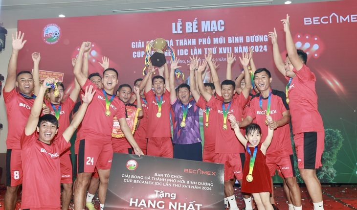 Bamboo FC vô địch Giải bóng đá phong trào lớn nhất Bình Dương - Ảnh 1.