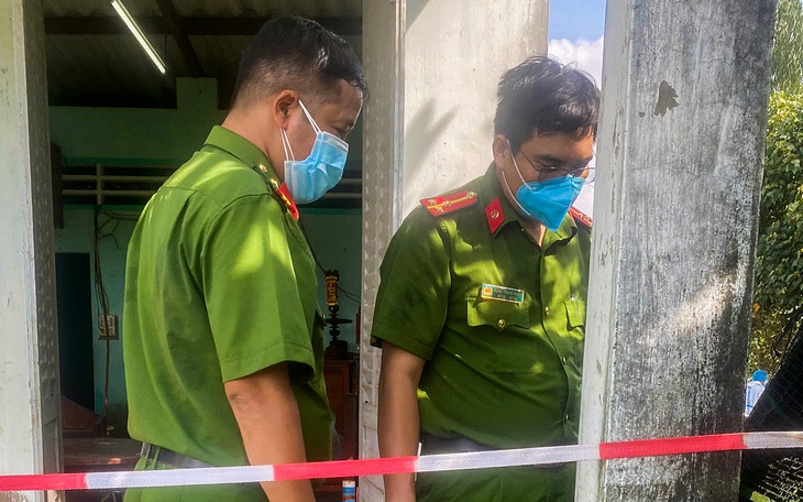 Công an đang phong tỏa hiện trường vụ phát hiện xác chết nữ trong ô tô ở xã Đông Thạnh - Ảnh 3.