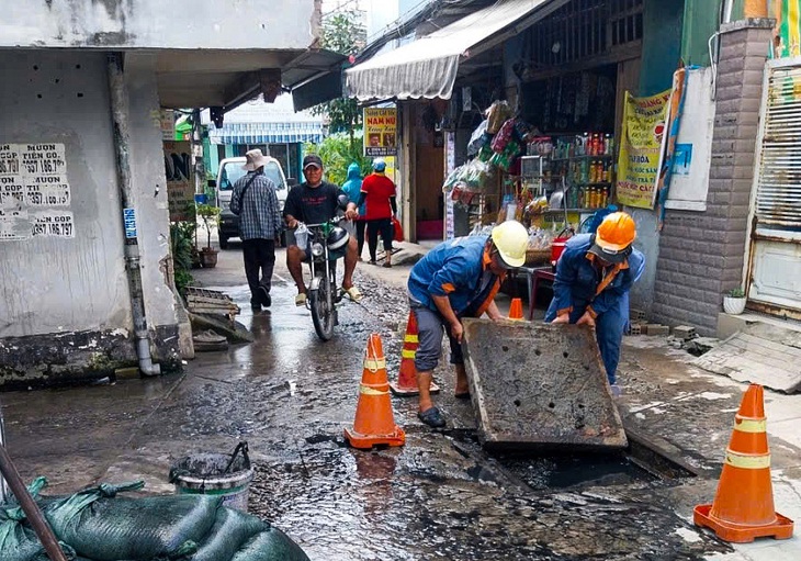 Hẻm ngập nửa tháng, đường như ‘áo cá’ quận Bình Tân tổng kiểm tra và kiến nghị nạo vét cống - Ảnh 1.