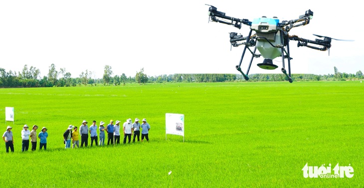 Hai lúa sắm drone đi mần ruộng - Ảnh 2.