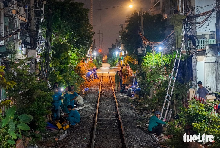 Cáp viễn thông treo ‘nhờ’ cột điện: Điện lực và viễn thông phải bàn nhau thu gọn - Ảnh 2.