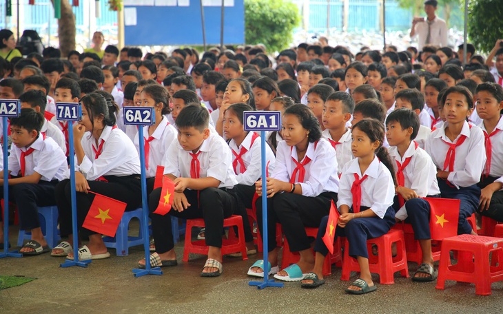 Lễ khai giảng không hoa, không bài phát biểu, chỉ có tình thầy trò - Ảnh 10.