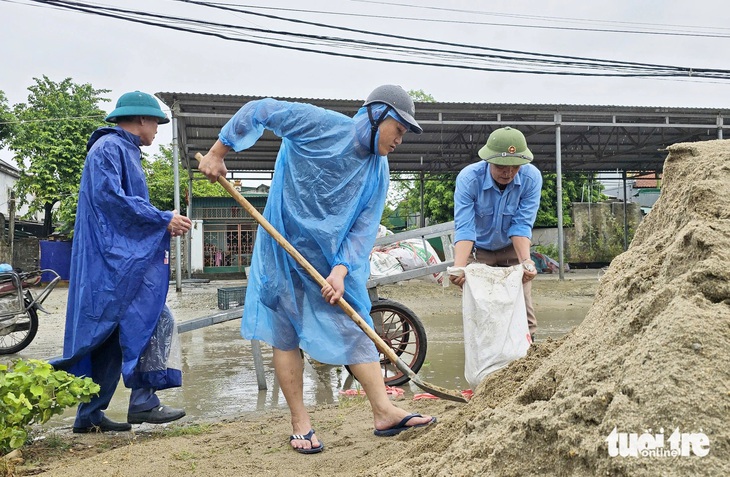 Người dân Nghệ An hối hả chống siêu bão Yagi - Ảnh 8.