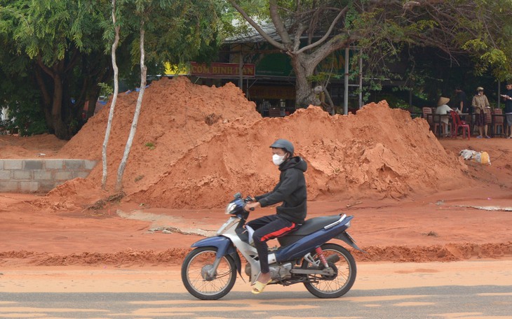 Bất an dưới vùng sạt lở cát đỏ ở Mũi Né - Ảnh 8.