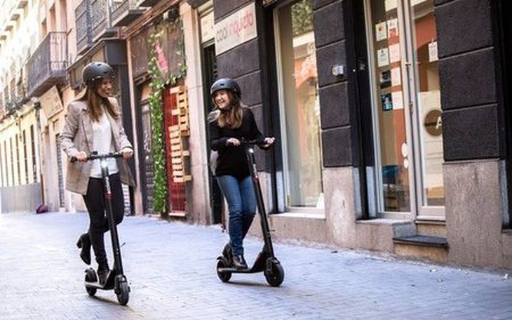 Xe scooter điện bị cấm ở Madrid  - Ảnh 1.