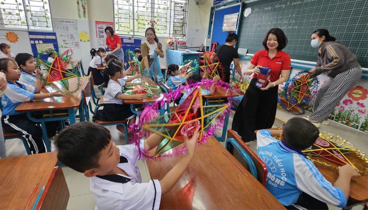 Hàng nghìn tô phở, phần bánh trung thu, quà tặng... đến với học sinh Cần Giờ - Ảnh 2.