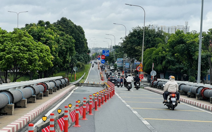 Vụ hết buổi dạy, thầy cô giáo ra quốc lộ 1 cầm cờ 'xin đường' cho học sinh: Bạn đọc kiến nghị gì? - Ảnh 1.