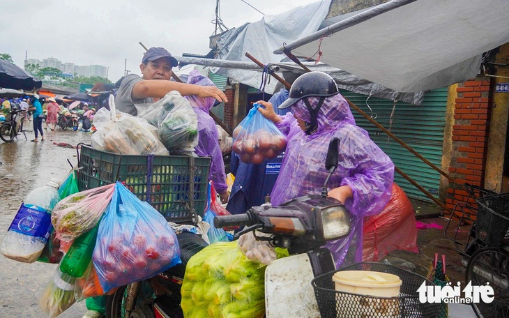 Hàng hóa nhiều, người dân không nên mua trữ - Ảnh 2.