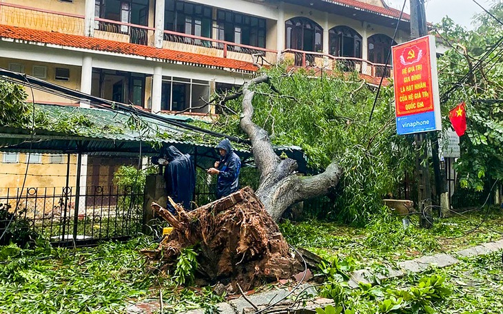 Hỗ trợ sách giáo khoa cho học sinh chịu thiệt hại do bão số 3 - Ảnh 1.