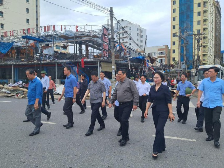 Thủ tướng về tâm bão Hải Phòng Quảng Ninh, chỉ đạo hỗ trợ mỗi địa phương 100 tỉ - Ảnh 2.