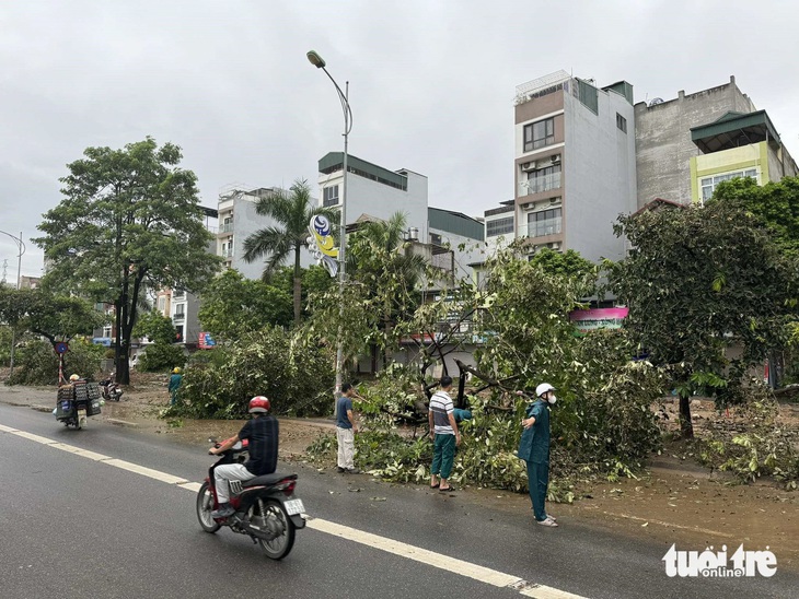 Những hình ảnh xúc động khi lực lượng chức năng, người dân chung tay dọn dẹp sau bão - Ảnh 17.