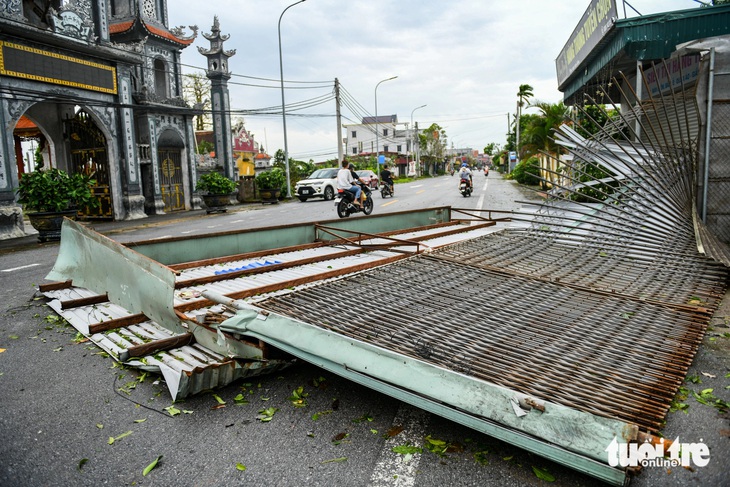 Ngoại thành Hải Phòng mái tôn bay la liệt ra đường sau bão số 3 - Ảnh 3.