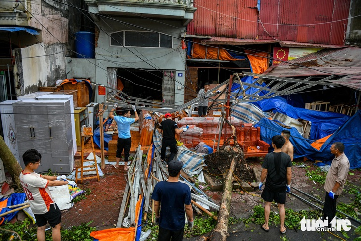 Ngoại thành Hải Phòng mái tôn bay la liệt ra đường sau bão số 3 - Ảnh 9.