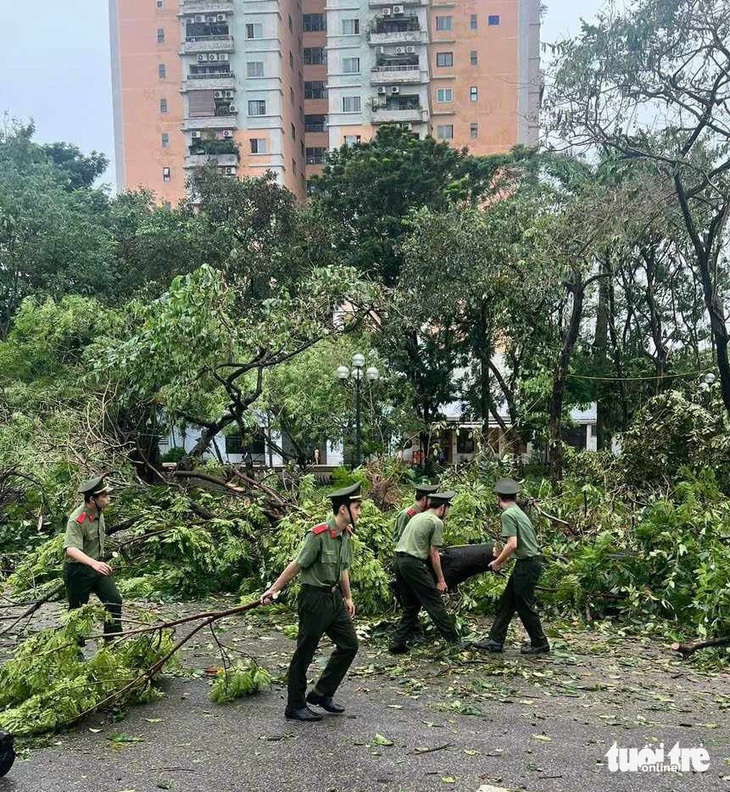 Những hình ảnh xúc động khi lực lượng chức năng, người dân chung tay dọn dẹp sau bão - Ảnh 9.