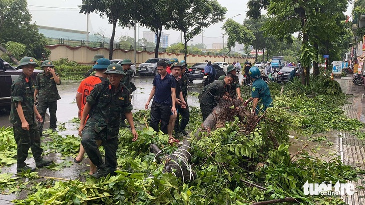 Những hình ảnh xúc động khi lực lượng chức năng, người dân chung tay dọn dẹp sau bão - Ảnh 13.