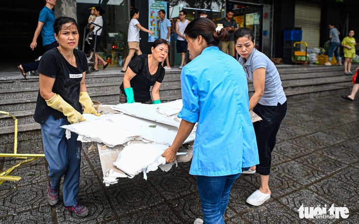 Nhà trường dọn hàng trăm mét khối đất đá sau mưa lũ, chuẩn bị năm học mới - Ảnh 10.
