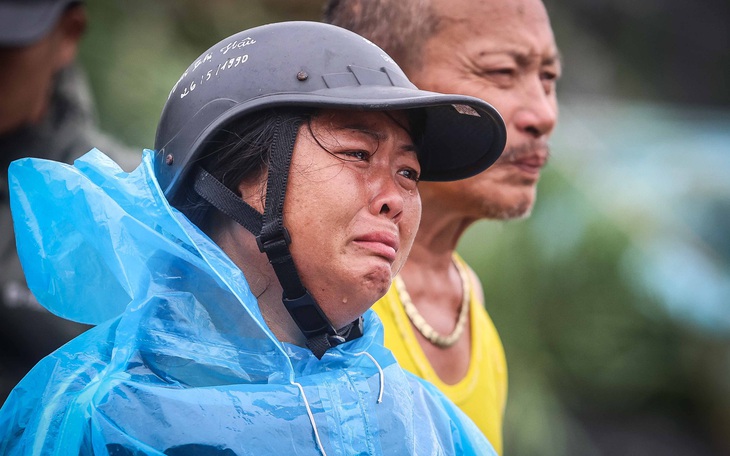 Gần 1 ngày sau bão, trung tâm Hải Phòng vẫn ngập, cây cối ngổn ngang - Ảnh 17.