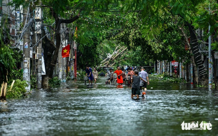 Bạn trẻ Huế tình nguyện lên đường hỗ trợ người dân Hải Phòng khắc phục bão Yagi - Ảnh 1.